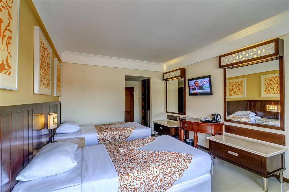 Kuta One Party Hotel Екстер'єр фото