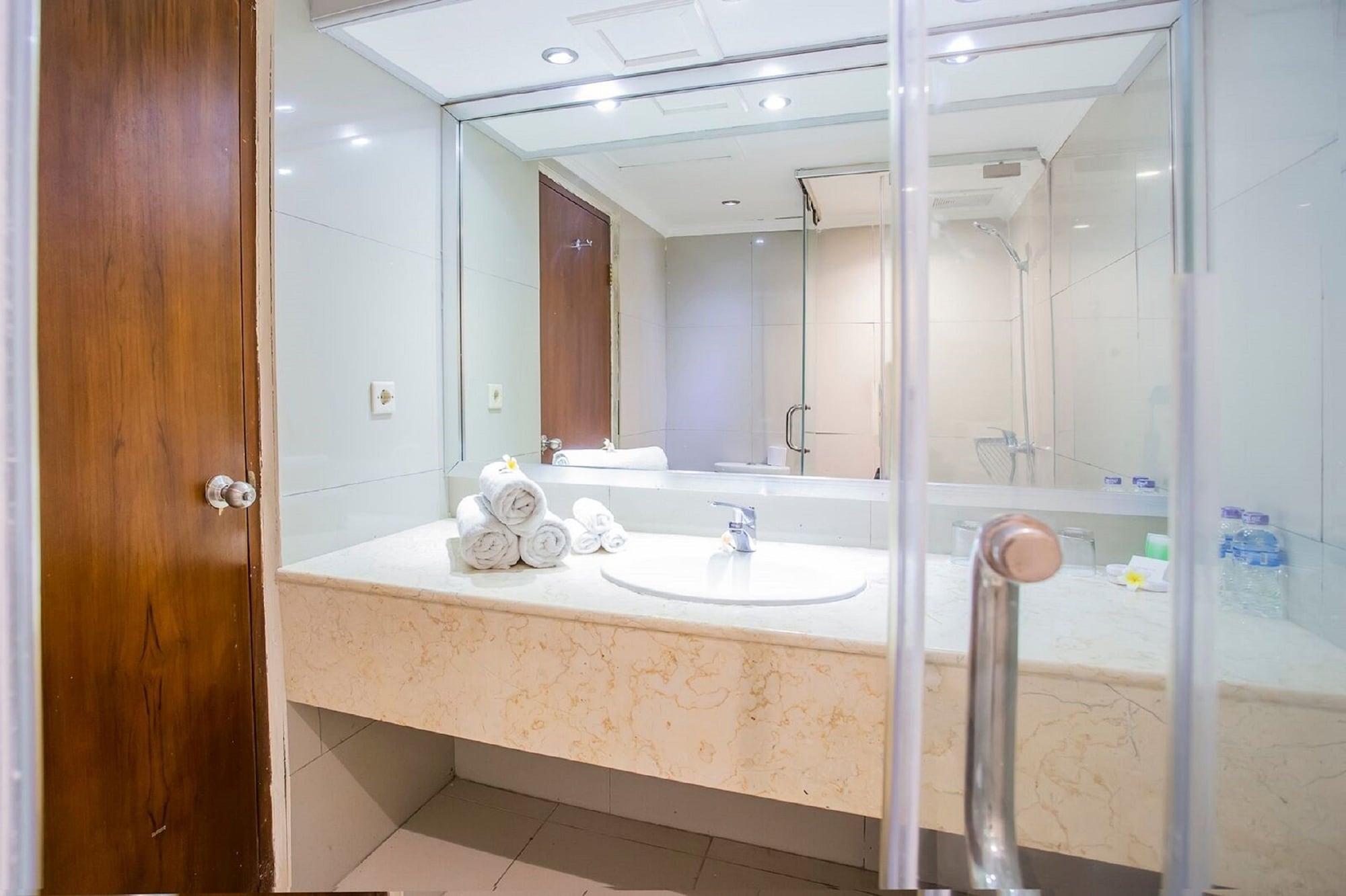 Kuta One Party Hotel Екстер'єр фото