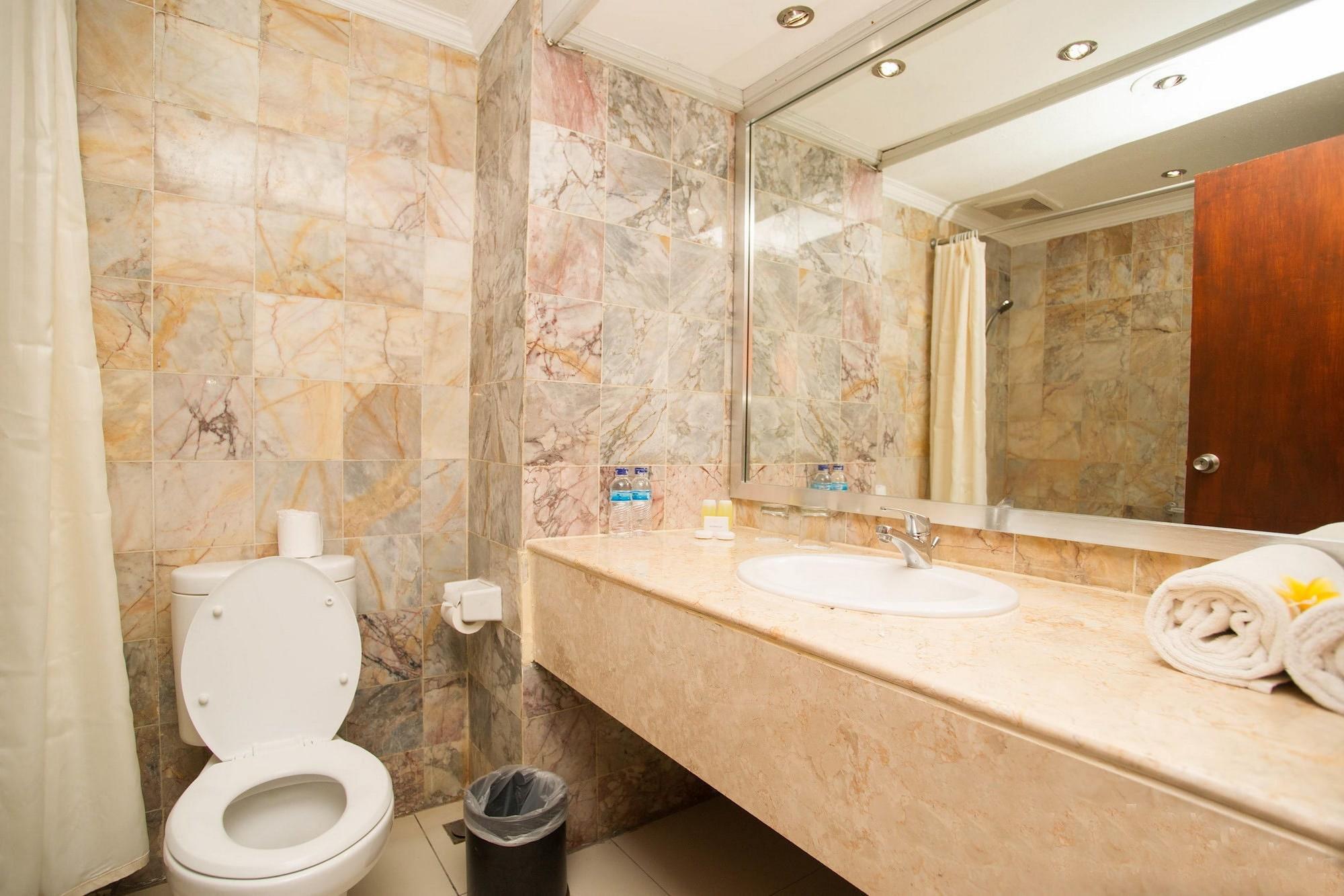 Kuta One Party Hotel Екстер'єр фото