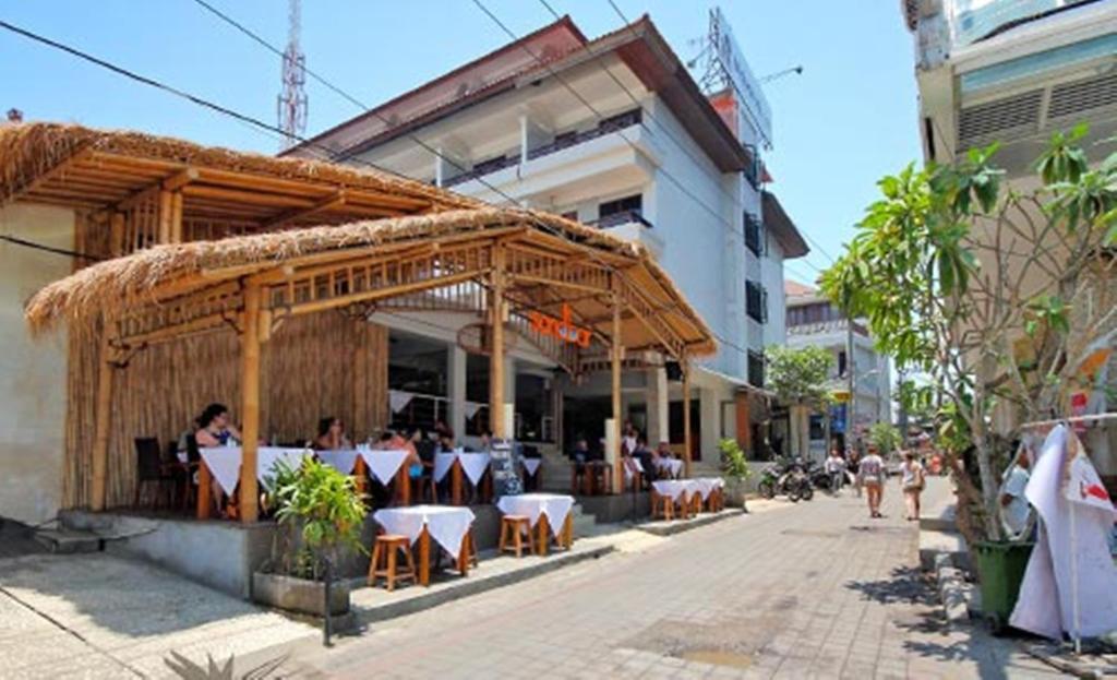 Kuta One Party Hotel Екстер'єр фото