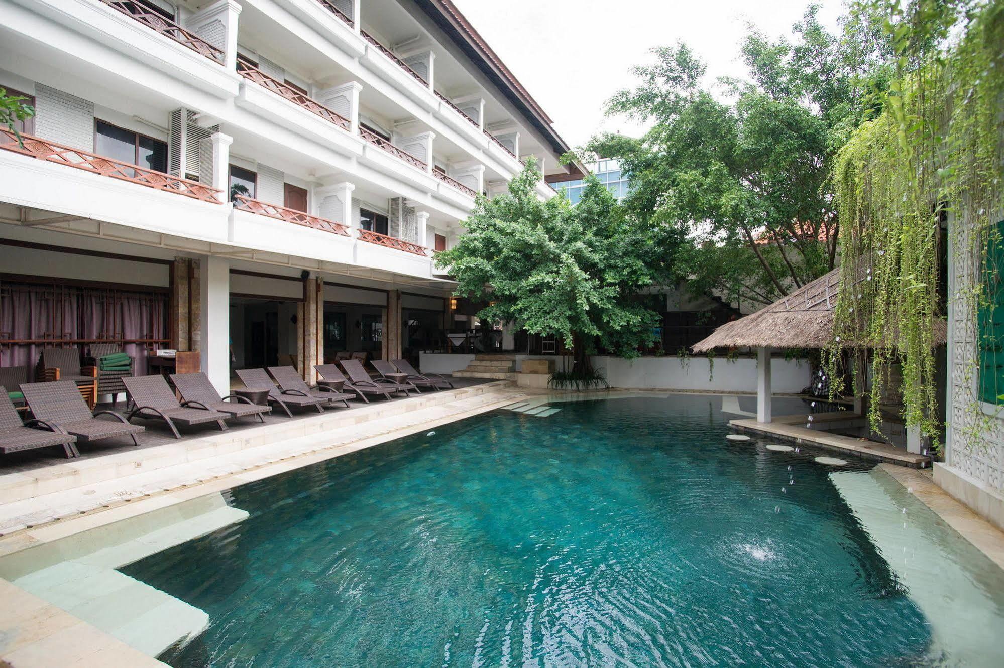 Kuta One Party Hotel Екстер'єр фото