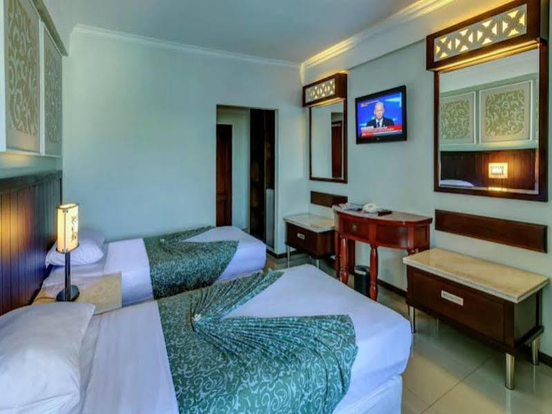 Kuta One Party Hotel Екстер'єр фото